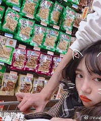 小伙开超市购物车陪女友练科二, 称:不想她成为女司机