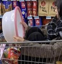小伙开超市购物车陪女友练科二