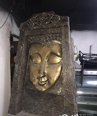 重庆一小区车库暗藏巨型神像 业主:来路不明,心慌慌