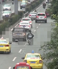 ʯС·�����೵����׷β��7��ײ���Ǻ�«