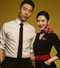 在航空公司上班的我们终于结婚了,穿上制服一起去拍了套婚纱照