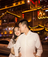 我的结婚证跟你们的不太一样,大概区别就是,它会闪闪发光!