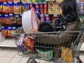他在超市陪女友练车