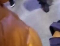 女子没钱买火车票,旁边一大叔说
