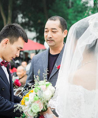 没想到和我扳手腕的你会成为新郎,在妹妹的婚礼上求婚也是很厉害