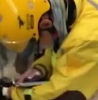 骑手排队1小时订单被取消后落泪