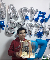 网购生日派对装饰,在家布置一番,给老公过了一个特别的生日
