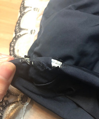 羽绒服被烫了几个大洞,在网上找到一家用刺绣的方式给补救好了
