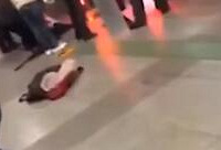 上海地铁一女子翻屏蔽门被夹死