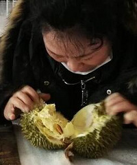 携带榴莲进站被查出,她当场吃光