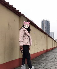跟团买的加绒牛仔裤+雪地靴,搭配我的粉色短款外套,很显腿长