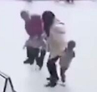 深圳一女童在母亲眼前遭陌生男抱走