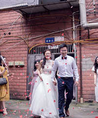 从w88优德官方带了两件婚纱回老家办婚礼,看见的朋友都说美呆了