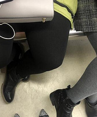 黑衣女跷二郎腿就算了,居然还……