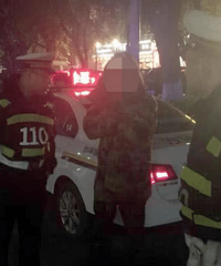 喝醉酒后,居然把警车当出租车