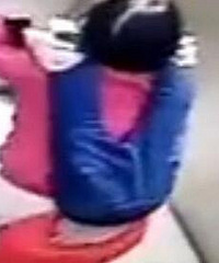 孩子吃花生被噎身亡,被监控拍下