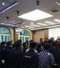她跟堂弟媳妇在卫生间亲吻交换唾液