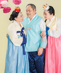 因视网膜脱离,多次手术妈妈还是看不见,但在我心里她是最美的