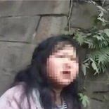 因为没吃饱她当街大哭