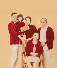 因视网膜脱离,多次手术妈妈还是看不见,但在我心里她是最美的
