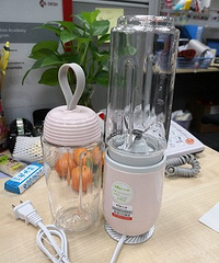 被同事榨汁诱惑了两天,入手了迷你榨汁机,现在每天都有下午茶