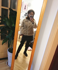 买了今年很流行的毛毛衣,到手这件不错,短款对小个子很友好
