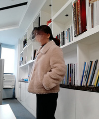 买了今年很流行的毛毛衣,短款对小个子很友好