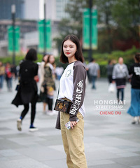 出门逛街真的看到超多人背LV,现在是不是大家工资都很高啊?