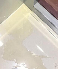 去银行取钱,突然地上流出一滩液体