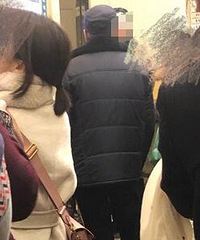 老年人坐电梯就不用排队了么?