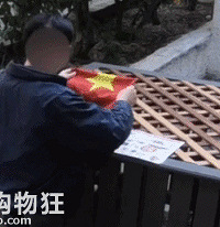 大爷在美国“顺”走中国国旗?看完才发现,真相居然是这样