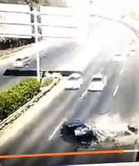 小轿车在高速路上倒车,被后车撞飞