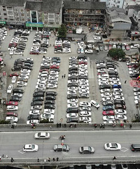 凤凰古城春节自驾游火爆 私家车“占领”古城