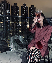 带了美美的衣服出门旅游,格子外套拍照好有范儿