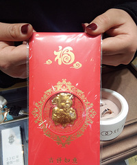 肉肉手也找到合适的钻戒,还有福气满满的金猪儿
