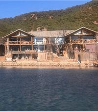 去泸沽湖别提前订住宿,一样的房间现场才200,我们订成700