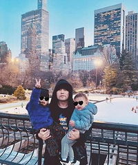 周杰伦晒儿子女儿正面照