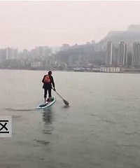 重庆男子划桨板渡江上班仅六分钟