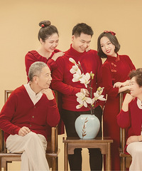 这是一套拖了一年的全家福