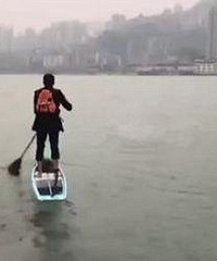 重庆男子竟然划桨板渡江上班
