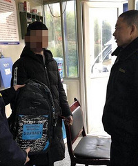 哈哈哈,孩子“被偷的”书包居然被城管执法人员给找着了