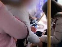 女孩丢手机后对40名乘客挨个搜身