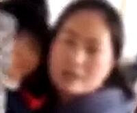 老人上公交想插队,身旁女子还大骂