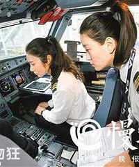 空姐为当飞行员,放弃买衣服买包包