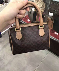 ���ձ������йŵ꣬����4������2��˿���Ż��˲���1��