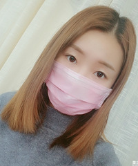 不用卷发棒,短发也可以扎出好看特别的马尾造型