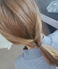 不用卷发棒,手把手教你3步打造简单的韩式低马尾