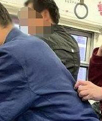 三号线上几人这样乞讨,你能接受吗