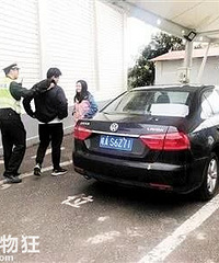 男子被丢在高速路怎么回事?老婆哭:他说我驾驶技术差