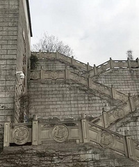 太魔幻了!重庆一小学建在绝壁上,师生上课要爬90多级台阶